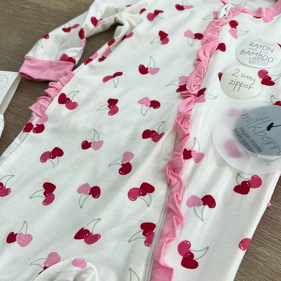 ❤️ Milkberry Baby Girl Bamboo Cherry Hearts Sleeper Footie 3-6 months - Picture 5 of 8